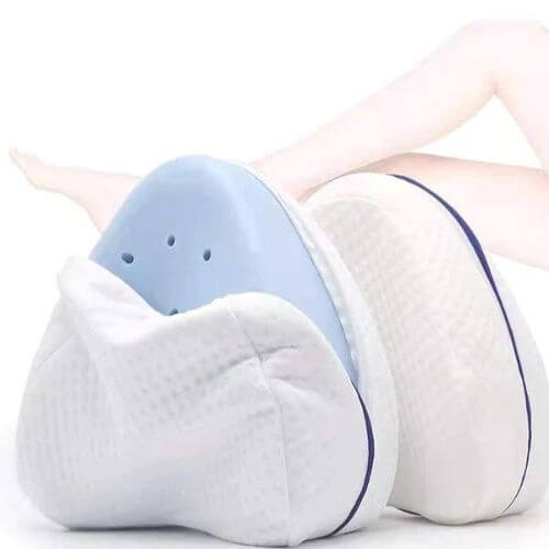 Knee pillow for side sleepers, designed to align the spine and relieve pressure on the hips and knees, ensuring a more comfortable and restful night's sleep.